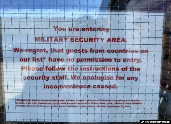 Un afiș la intrarea în muzeul din Koblenz pe care sunt enumerate naționalitățile cărora li se interzice accesul.
