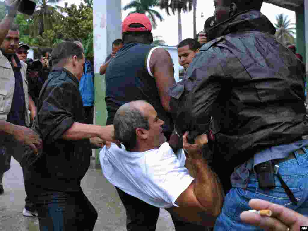 Арыштавана каля 30 дысыдэнтаў, якія выйшлі на дэманстрацыю ў Гаване.