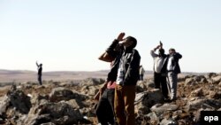 Ljudi iz Turske gledaju avione koji nadleću Kobane