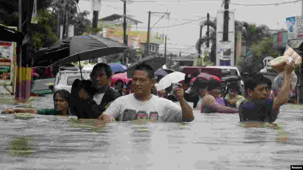 Filipini - Poplave u Manili, 19. august 2013. Foto: Reuters / Romeo Ranoco