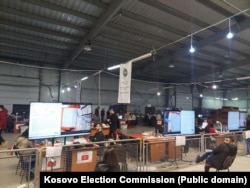 Komisionerët duke numëruar votat për zgjedhjet e 28 dhjetorit.