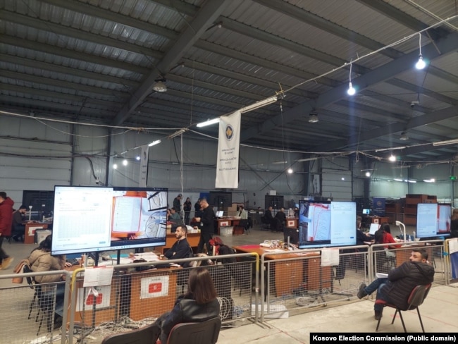 Komisionerët duke numëruar votat për zgjedhjet e 28 dhjetorit.