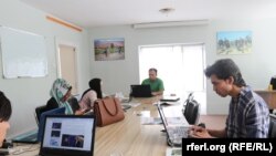 حسن ابراهیمی شاعر و خبرنگار افغان در جمع همکاران خود که پس از ترک مواد مخدر به خبرنگاری و فعالیت‌های فرهنگی برگشته است.