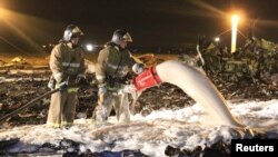 Emergencies Ministry members and firefighters work at the site of a Tatarstan Airlines Boeing 737 crash at Kazan airport on November 17.