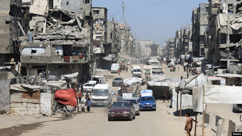 شماری از فلسطینی‌ها که در حال فرار به سوی جنوب غزه هستند