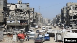 Palestinienii strămutați fug dintr-o zonă în alta în interiorul orașului Gaza, în timpul unei operațiuni militare israeliene.