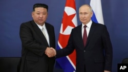 Лидеры России и Северной Кореи Владимир Путин (слева) и Ким Чен Ын во время встречи в Амурской области РФ, 13 сентября 2023 года