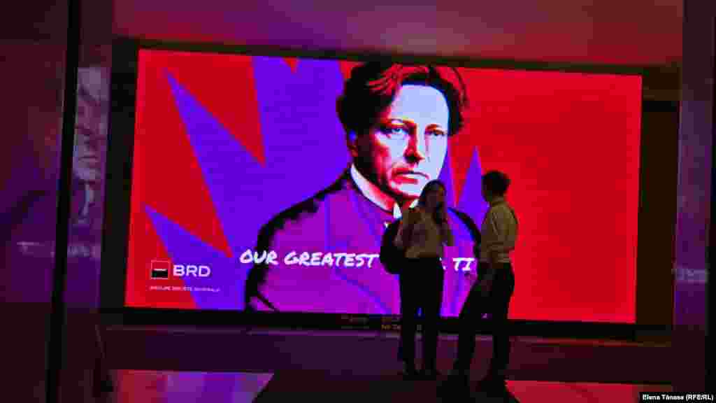 Personajele lui Klimt - majoritatea feminine, cum știm - echilibrează balanța delicată al superstarurilor de pe afișele Festivalului Enescu. Muziciene precum violonistele Anne Sophie Mutter (Orchestra Națională a Franței) sau Hyeonjeong Lee (Orchestra de Cameră din Lausanne) ori dirijoarea Ustina Dubitsky care a pus împreună artiști de secol 21 și instrumente de acum două veacuri, întregesc tabloul. Sau... ecranul. Enescu - portretizat fie cu ochelari de hipster/ John Lennon style, fie enigmatic, ca în poza alăturată, merită cu siguranță tot ce e mai bun.