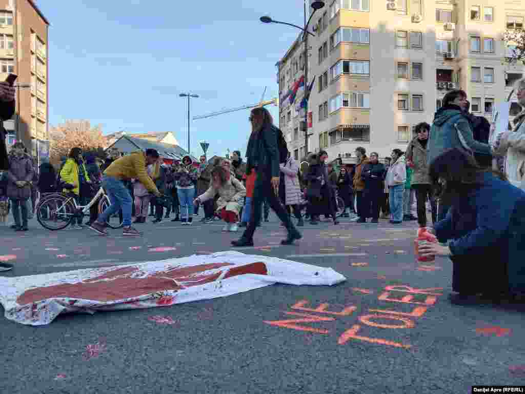 U Novom Sadu i Beogradu održano je više protesta, od kojih je najveći bio novosadski održan 5. novembra, kada je nakon demoliranja Gradske kuće uhapšeno više aktivista, od kojih se neki još uvek nalaze u pritvoru. Opozicioni političari i aktivisti traže puštanje uhapšenih na slobodu.