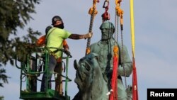 Uklanjanje kipa Roberta E. Leeja, Charlottesville (10. juli 2021.)