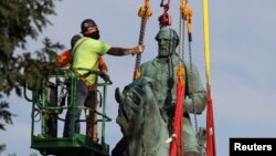 рабочие демонтируют памятник Роберту Ли в Шарлоттсвилле. 10 июля 2021 года