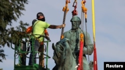 Роботи з демонтажу статуї почалися рано вранці в суботу