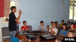 Denis vorbind copiilor despre primejdia drogurilor