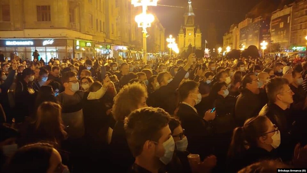 O mulțime entuziastă se bucură de victoria lui Dominic Fritz în fața fostului primar Nicolae Robu (PNL):