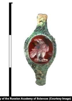 An ancient ring with carnelian decoration found at the Front-3 necropolis.