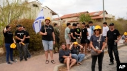 Israelieni adunați luni, 7 octombrie 2024, la Kibbutz Be'eri, așezare israeliană de la granița cu Gaza. 