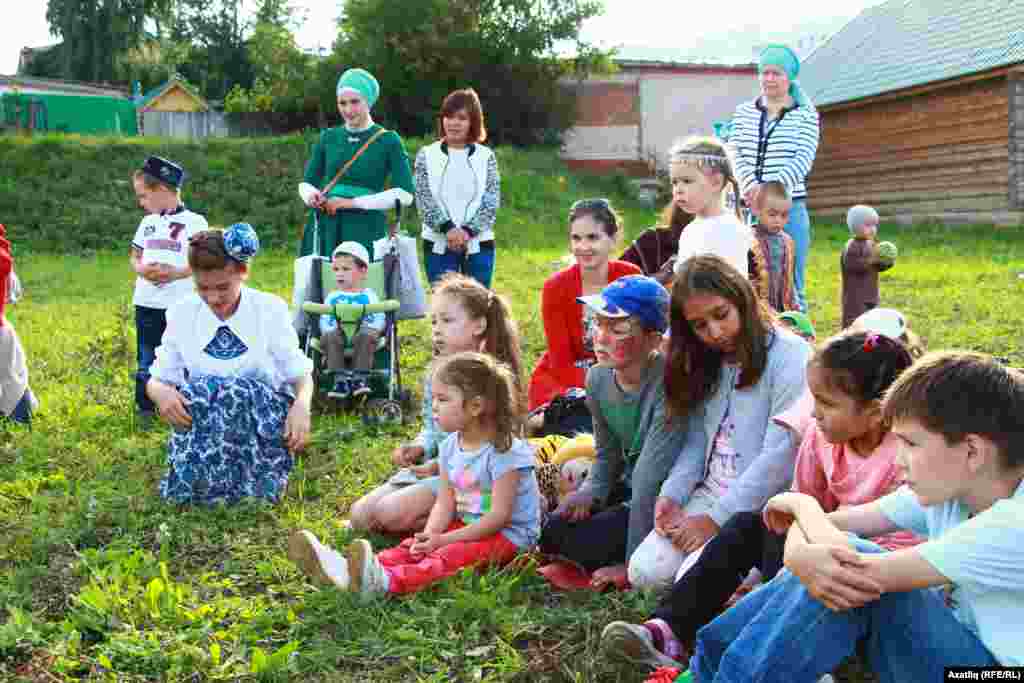 Печән базарына килгән балалар &quot;Кисекбаш&quot;ны тыңлый