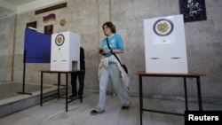 La o secție de votare în Erevan, 7 iunie 2026