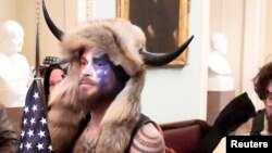 ჯეიკობ ჩენსლი კაპიტოლიუმის შენობაში. 2021 წლის 6 იანვარი