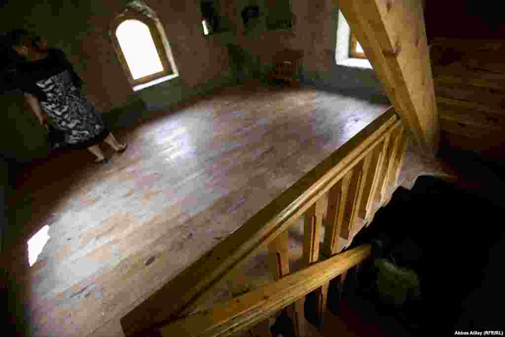 Qalanın adıyla bağlı bir sıra mülahizələr mövcuddur. Rəvayətə görə qüllə Sumu xan adlı bir İlisu hakimi tərəfindən inşa etdirilib. Lakin tarixi mənbələrdə Sumu xan yox, sadəcə Usmi (dağlı hakimlərə verilən titul, məsələn, Qaytaq usmisi) titulu ilə bir müddət sultanlığı idarə etmiş Məhəmməd xanın adına rast gəlinir.