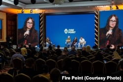 Співзасновники компанії Єгор Скалига, Ірина Терех і Денис Штілєрман під час відкритого діалогу з журналістами. 21 листопада 2025 року