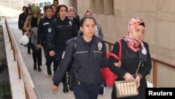 Затрыманыя па падазрэньні ў сувязях з арганізацыяй Фэтхулаха Гюлена ў Турцыі, красавік 2017 году