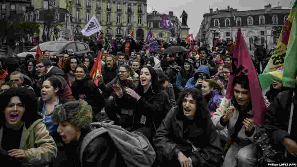 A francia hatóságok és szakszervezetek becslései szerint csütörtökön 130-200 ezer tüntető vonult fel országszerte. A képen a délnyugat-franciaországi Bordeaux-ban vonulnak 2024. december 5-én