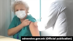 Doctor Dobrinka Naunova-Jovanovska was the first to receive the vaccination in North Macedonia. 