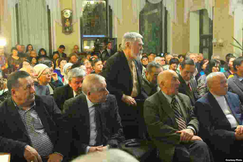 Шагыйрь Зиннур Мансуров, язучы Рабит Батулла, шагыйрь Равил Фәйзуллин, язучы Марсель Галиев