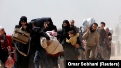 Люди тікають з оточеного району Східна Гута, Сирія, 15 березня 2018 року