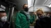 Аляксей Навальны з жонкай Юліяй у аўтобусе ў аэрапорце Шарамецьцева, 17 студзеня 2021 г.