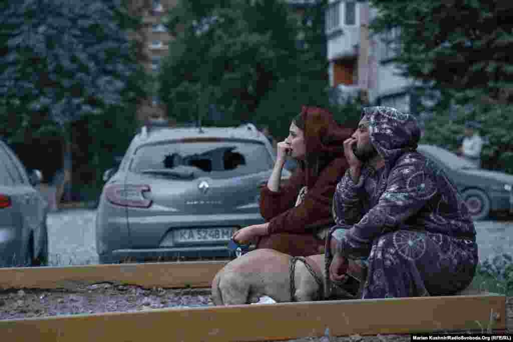 Люди чекають на звістку про своїх друзів, у чий будинок сталося влучання. Вони розповіли, що намагалися їм додзвонитися: «Дзвінок іде, але ніхто не бере»