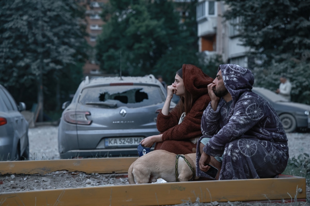 Люди чекають на звістку про своїх друзів, у чий будинок сталося влучання. Вони розповіли, що намагалися їм додзвонитися: «Дзвінок іде, але ніхто не бере»