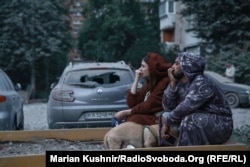 Люди чекають на звістку про своїх друзів, у чий будинок сталося влучання. Вони розповіли, що намагалися їм додзвонитися: «Дзвінок іде, але ніхто не бере»