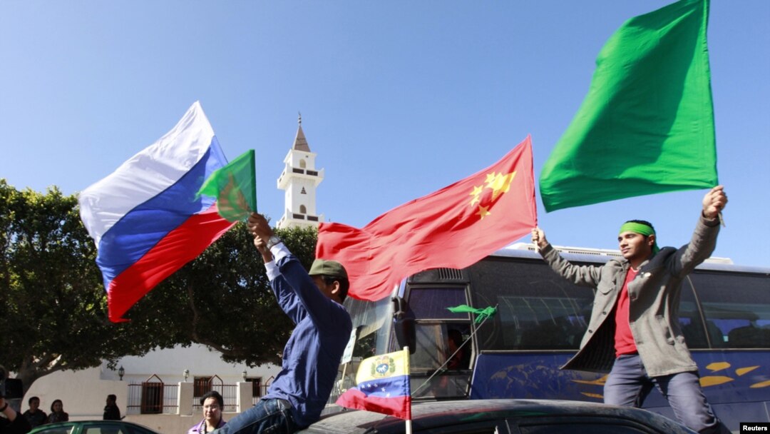 Сторонники Кадаффи на митинге в Триполи, 24 марта 2011. Фото сделано во время официального пресс-тура, организованного правительством Ливии