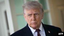 Presidenti amerikan, Donald Trump, duke folur për mediat në Shtëpinë e Bardhë më 13 prill. 