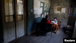 По данным экспертов, количество желающих посвятить свою жизнь искусству «сеять разумное, доброе, вечное» неуклонно снижается. Рано или поздно это приведет к дефициту кадров в образовательной сфере и дальнейшему падению качества преподавания