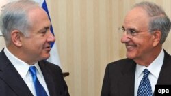 Israeli Prime Minister Binyamin Netanyahu (left) met with U.S. envoy George Mitchell in London on August 26.