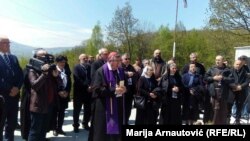 Vrhbosanski kardinal Vinko Puljić vodio molitvu na stratištu u Križančevom selu, 24. april 2017.