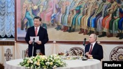 Președintele rus, Vladimir Putin, și președintele chinez, Xi Jinping, participă la o recepție la Moscova