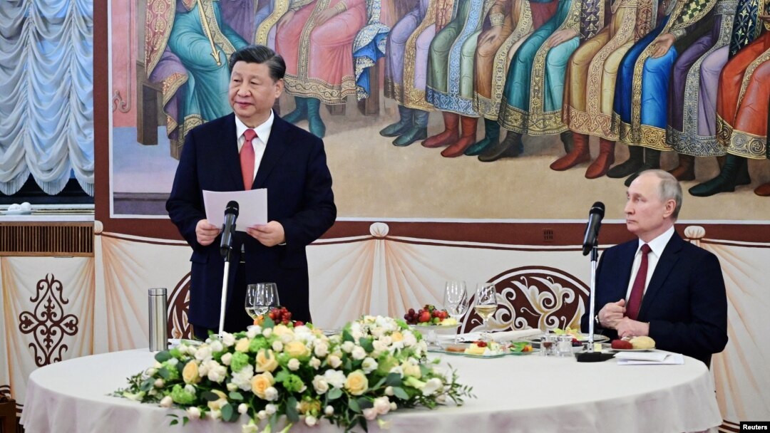 Președintele chinez Xi Jinping a decis să-l sprijine pe președintele rus Vladimir Putin, dar e un sprijin care nu merge până la livrarea de arme necesare în războiul cu Ucraina. Xi nu are nevoie nici de o Rusie victorioasă, nici de una înfrântă, ci de una dependentă de China.