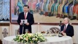 Președintele chinez Xi Jinping a decis să-l sprijine pe președintele rus Vladimir Putin, dar e un sprijin care nu merge până la livrarea de arme necesare în războiul cu Ucraina. Xi nu are nevoie nici de o Rusie victorioasă, nici de una înfrântă, ci de una dependentă de China.