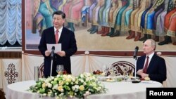 Președintele chinez Xi Jinping a decis să-l sprijine pe președintele rus Vladimir Putin, dar e un sprijin care nu merge până la livrarea de arme necesare în războiul cu Ucraina. Xi nu are nevoie nici de o Rusie victorioasă, nici de una înfrântă, ci de una dependentă de China.