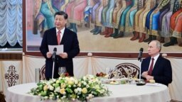 Președintele chinez Xi Jinping a decis să-l sprijine pe președintele rus Vladimir Putin, dar e un sprijin care nu merge până la livrarea de arme necesare în războiul cu Ucraina. Xi nu are nevoie nici de o Rusie victorioasă, nici de una înfrântă, ci de una dependentă de China.