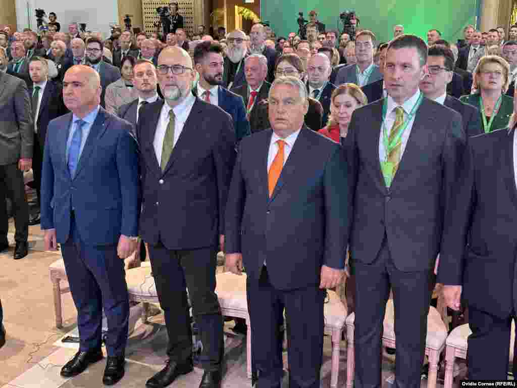 După imnurile României și Ungariei, a fost intonat și așa numitul imn al Ținutului Secuiesc. Liderul PSD, Sorin Grindeanu, nu a participat la moment, revenind ulterior pentru discursurile invitaților.