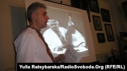 Краєзнавець Юрій Денисенко розказує маловідомі факти про видатного бандуриста і композитора Василя Сидоренка. На фоні – портрет Сидоренка. 13 січня 2013 року