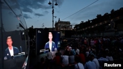 Pristalice Petera Mađara, biznismena ranije bliskog stranci Fides, gledaju državnu TV debatu učesnika evropskih izbora, u Budimpešti, Mađarska, 30. maja 2024.