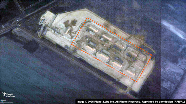Imazh satelitor nga 18 dhjetori 2025: Vendndodhja veriore e ndërtimit të objektit ushtarak është e dukshme. Rrethuar janë tetë ndërtesa me strukturë që i ngjajnë hangareve, si dhe argjinatura mbrojtëse prej dheu.