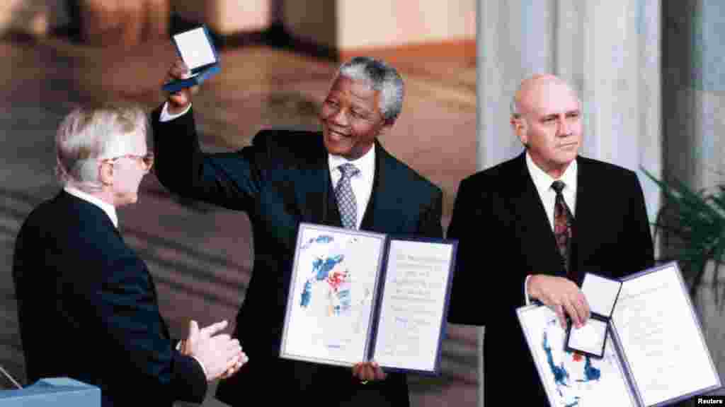 Nelson Mandela dobio je Nobelovu nagradu za mir, Oslo, 10. decembar 1993. 