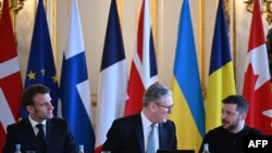 Францускиот претседател Емануел Макрон, британскиот премиер Кир Стармер и украинскиот претседател Володимир Зеленски на самитот на европските лидери во Лондон на 2 март 2025 година.